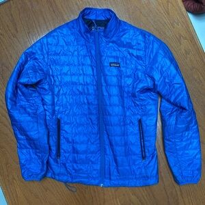 Like new Patagonia men’s large blue jacket-packable.